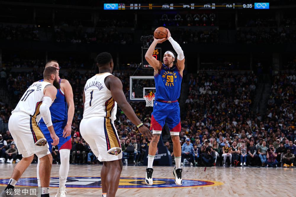 两位亚裔中 两位亚裔中